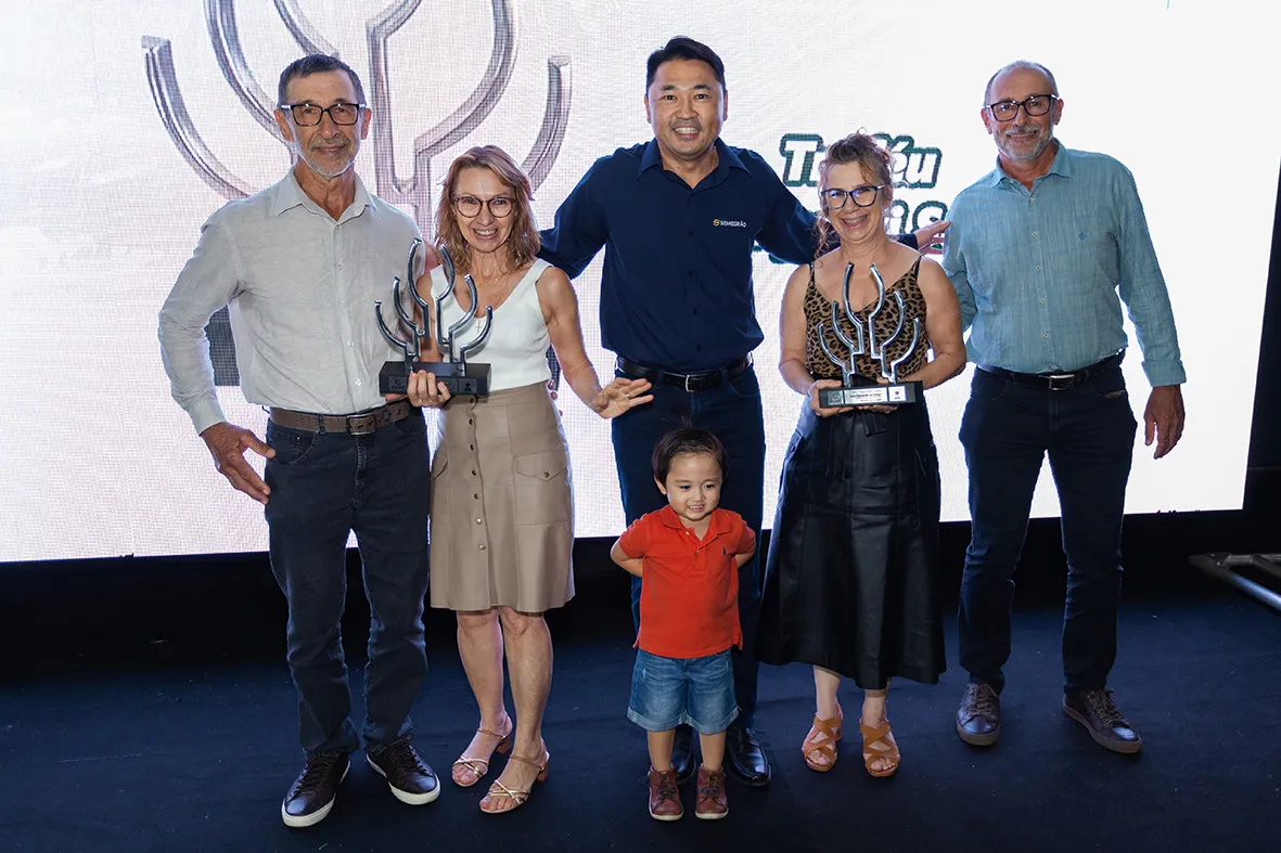 Família Magro com o troféu Huguioski Sugeta